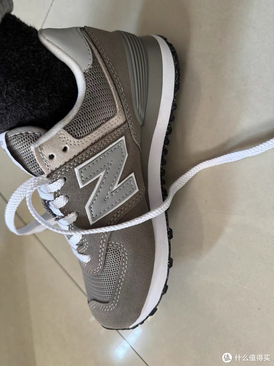 New Balance ML574EVG运动休闲鞋：复古与舒适的完美交融