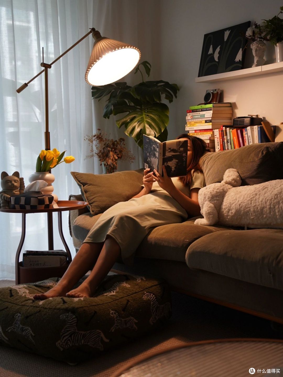 葛优躺久了脊柱真的受不了,我以前也很喜欢以这种姿势在沙发上躺着,但