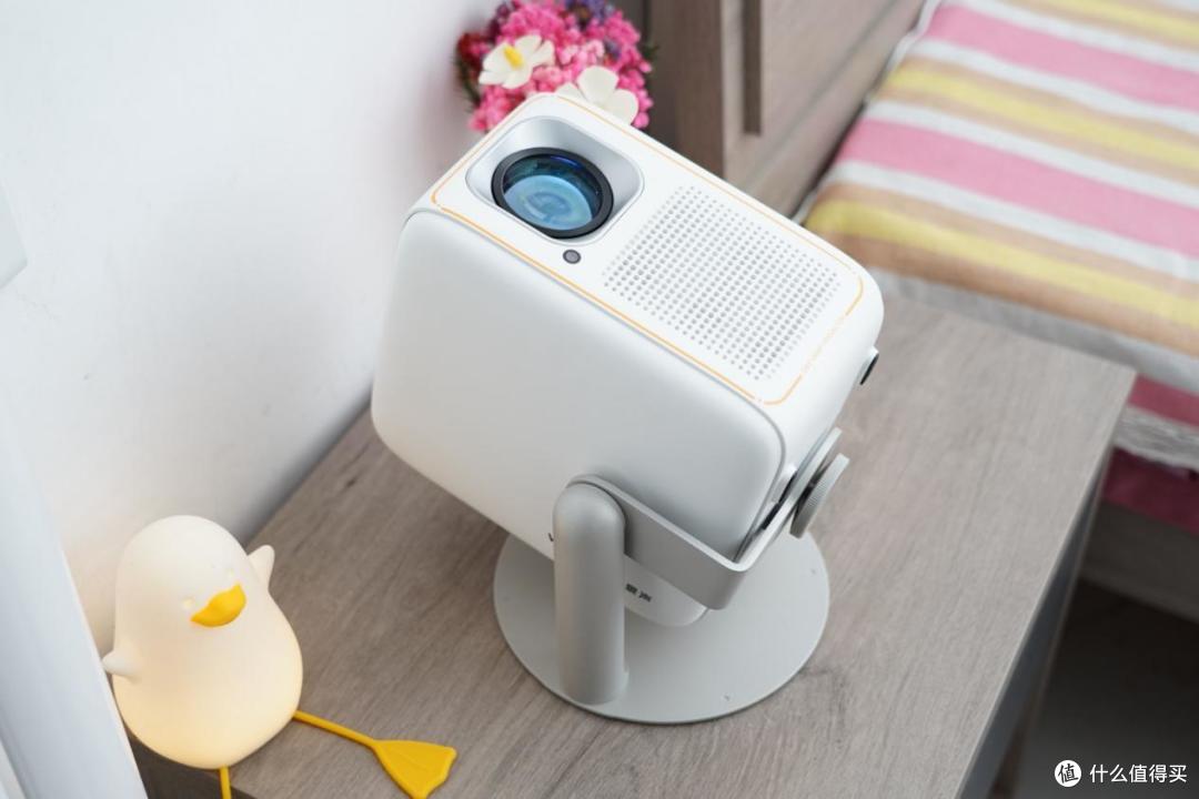 2024年投影仪怎么选？千元投影仪值得入手吗？有没有既好用又性价比高的？千元投影大眼橙C1D实测体验！