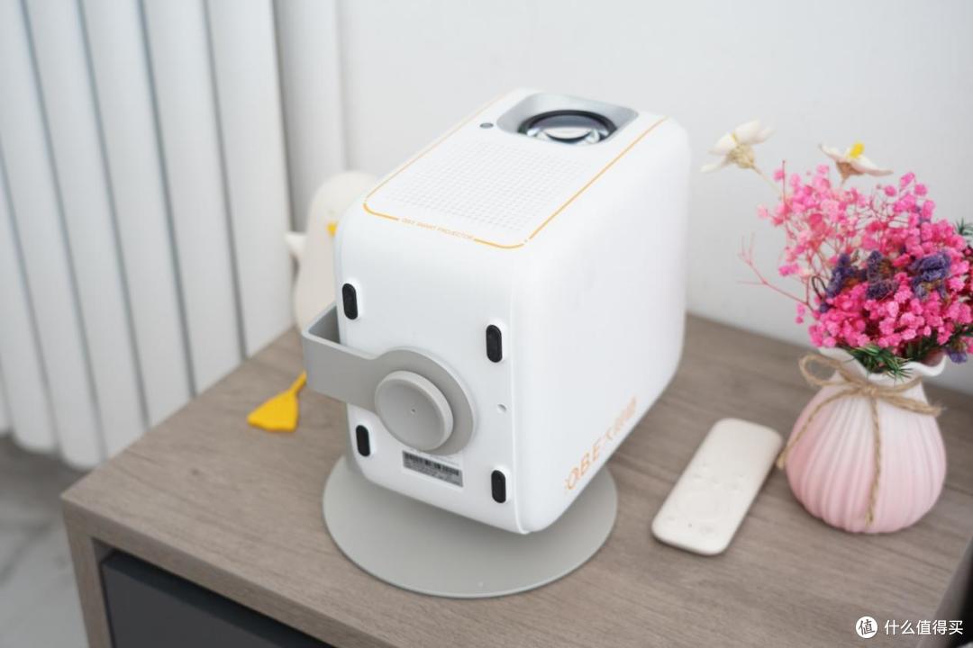 2024年投影仪怎么选？千元投影仪值得入手吗？有没有既好用又性价比高的？千元投影大眼橙C1D实测体验！