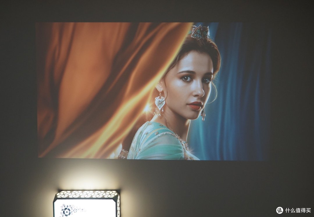 2024年投影仪怎么选？千元投影仪值得入手吗？有没有既好用又性价比高的？千元投影大眼橙C1D实测体验！