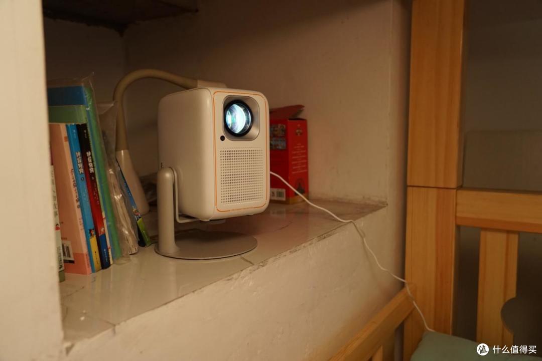 2024年投影仪怎么选？千元投影仪值得入手吗？有没有既好用又性价比高的？千元投影大眼橙C1D实测体验！