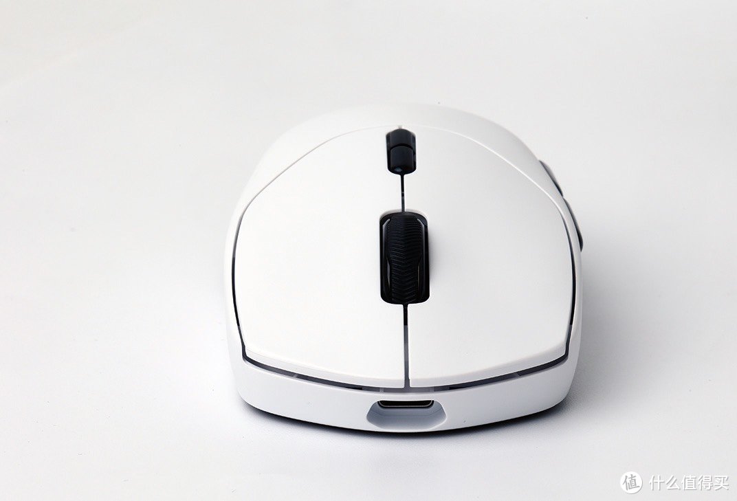 ▲VT1 PRO电竞鼠标的正面采用USB-C接口，且其尺寸分配采用对称式设计。