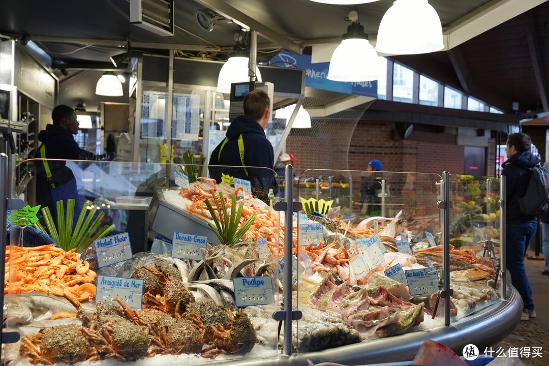 旁边有菜市场，有卖海鲜。