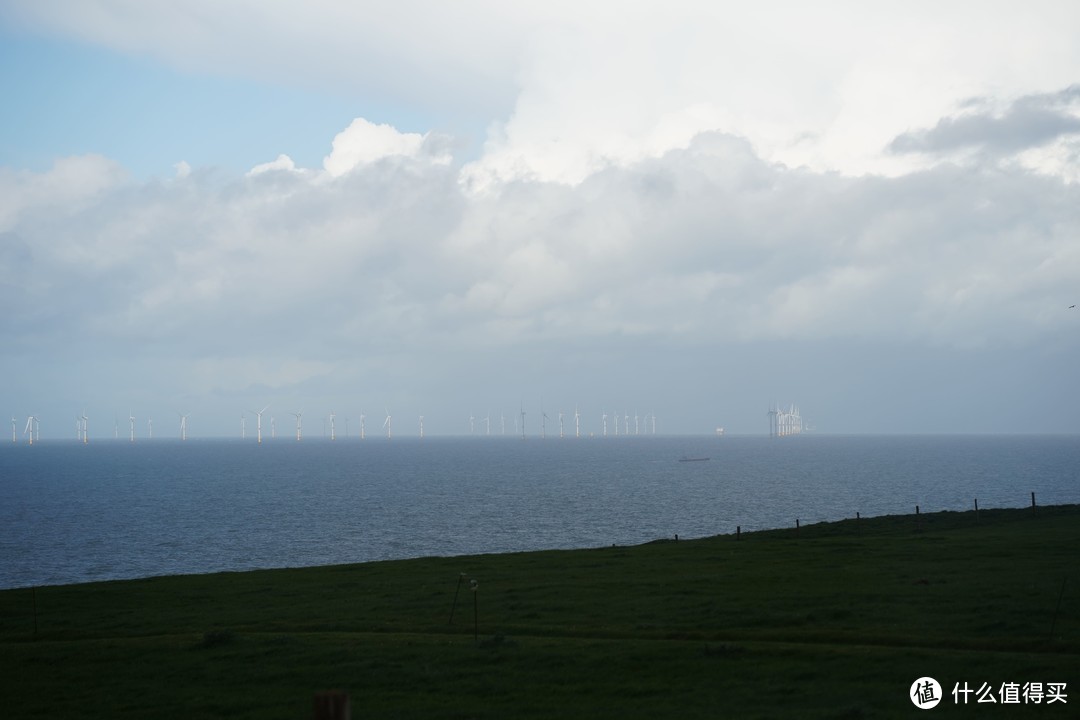 到达观景点，远处有一片海上风车。