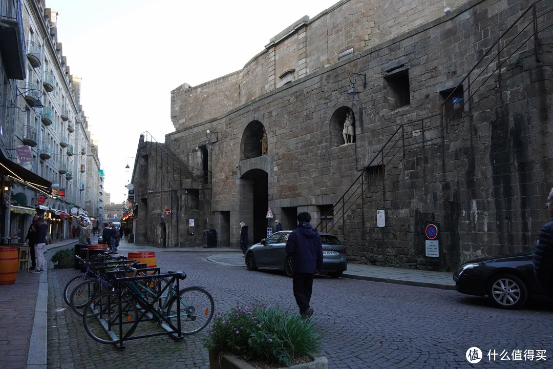 圣马洛古城也是小小的，被城墙包围。