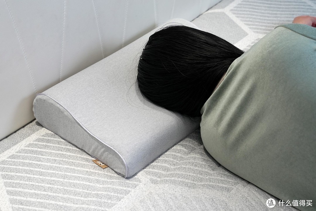 8H三曲线护颈记忆绵枕H1四季版：您的舒适睡眠好伴侣