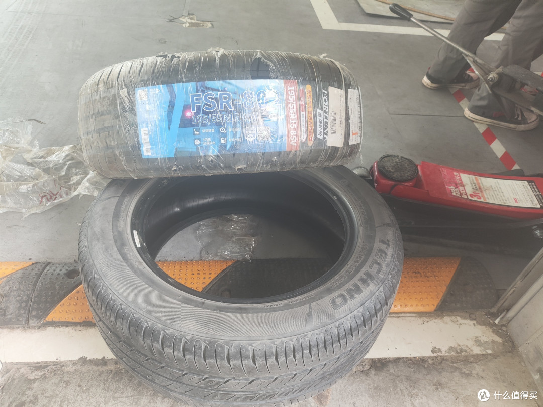 下面是普利司通，上面是富神