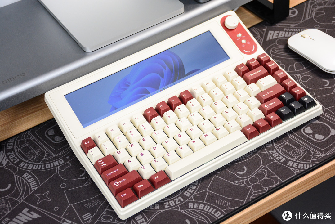 带有10.1寸超大显示器的机械键盘！黑爵AKP846首发评测：可以当作主显示屏使用