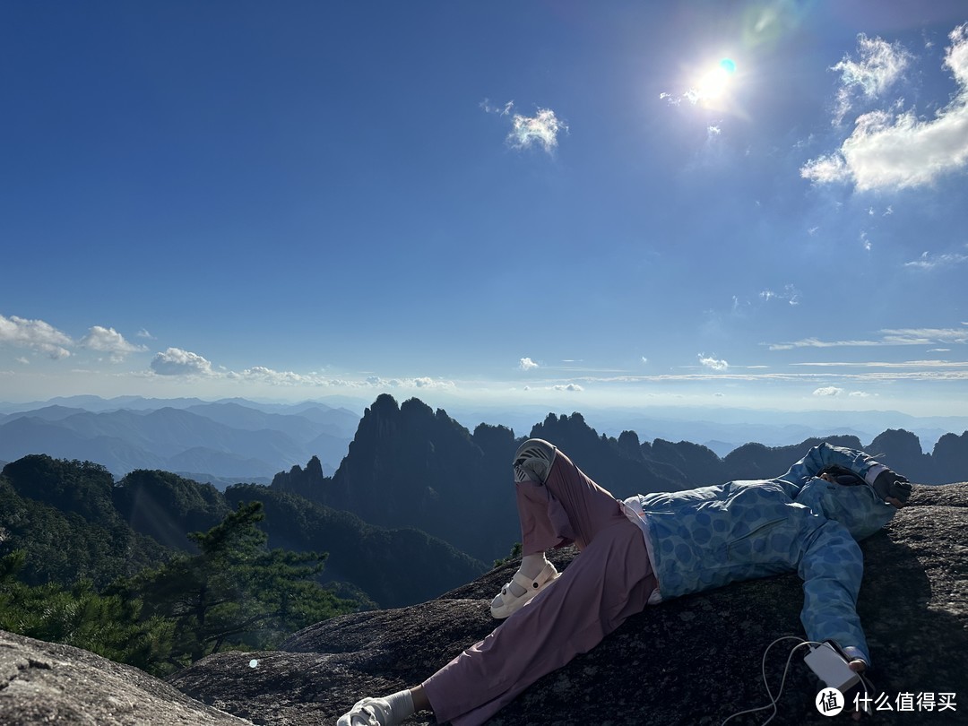 山顶的风吹时间长了还是有些冷