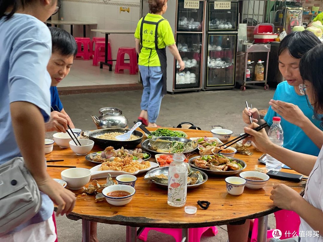 湖南小伙到海南玩，吃了一顿“天价晚餐”，评论却一边倒，心好疼