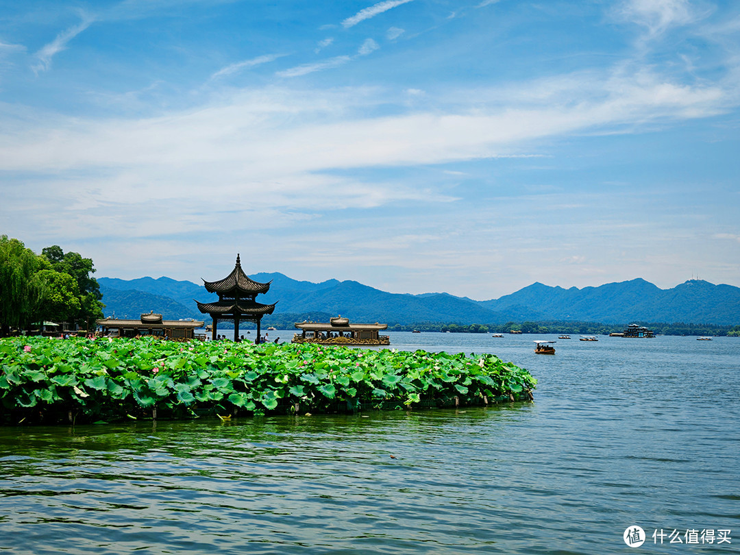 恰逢江南盛夏，探访杭州西湖的诗意风光与休闲生活