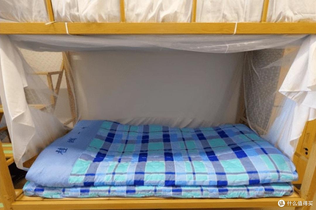 学校配备"6-8人间"的高标准公寓式学生宿舍,每间宿舍均有独立阳台,双