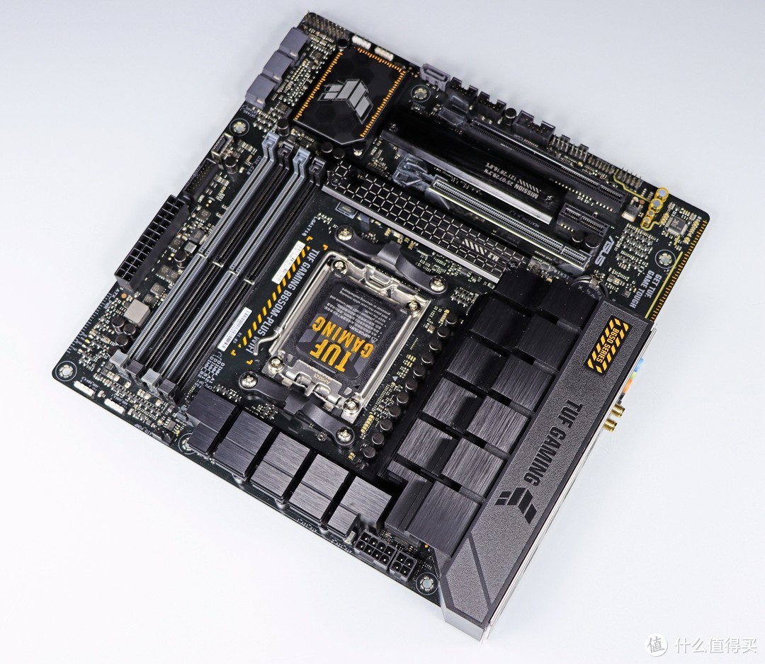 R5 9600X + B650 重炮手 WIFI + 索泰 RTX4080 SUPER 月白实测，一窥 Zen5 用 N 卡的优化程度