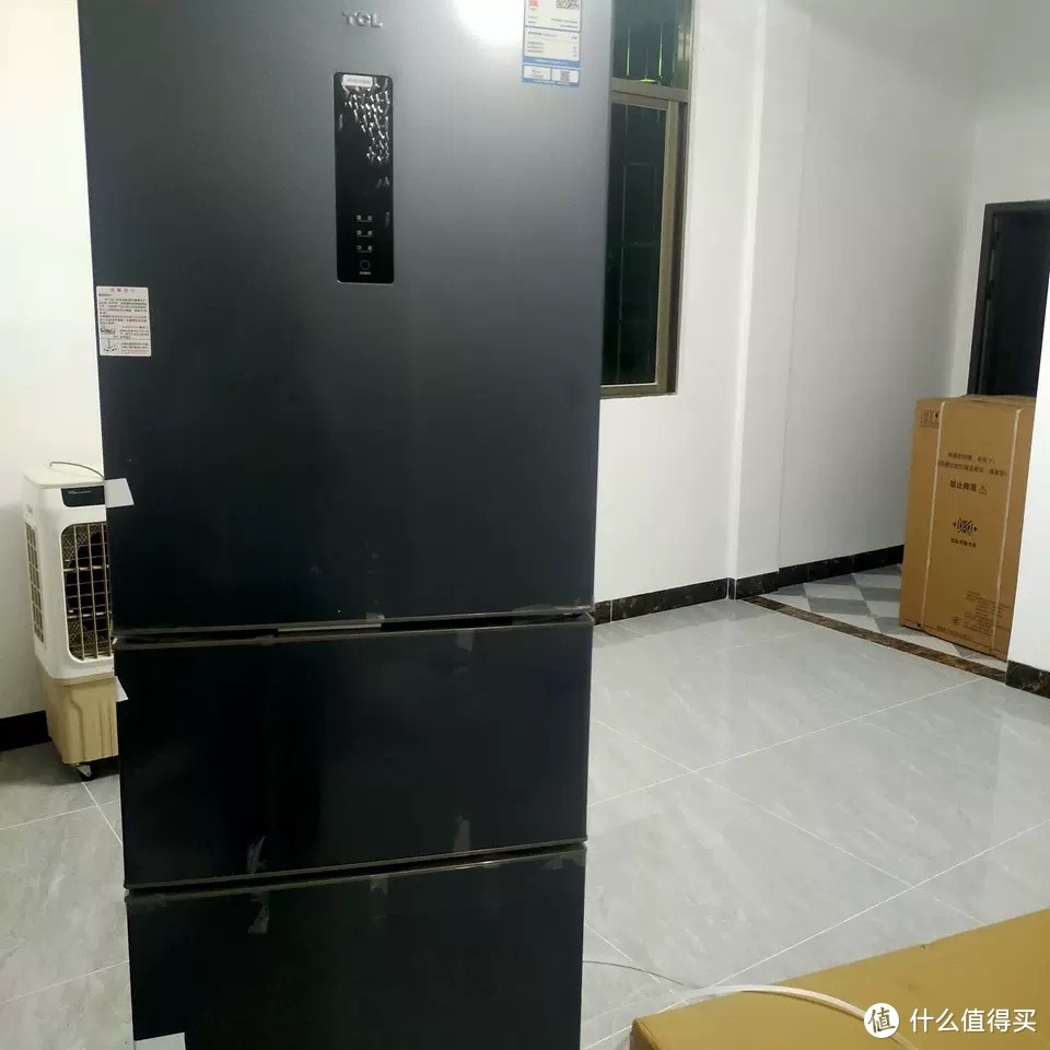 TCL 260升三门风冷无霜超薄电冰箱是一款集节能、高效、智能于一体的家用电器