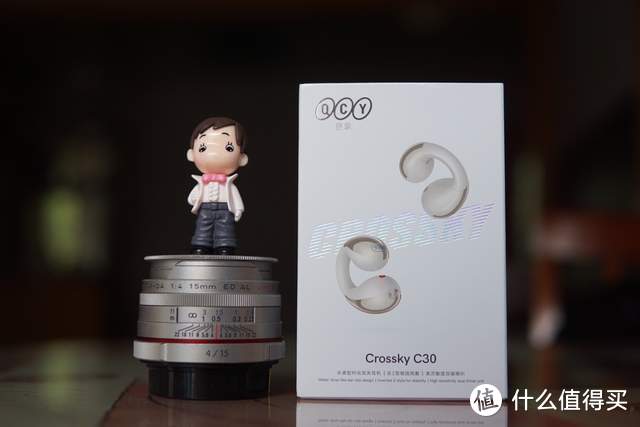 可以当耳钉佩戴的QCY C30 价格百元出头，还不夹耳朵。