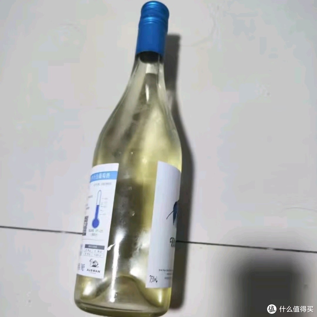 品味奢华，天鹅庄蓝龙虾半干白葡萄酒：冰爽聚会的不二之选