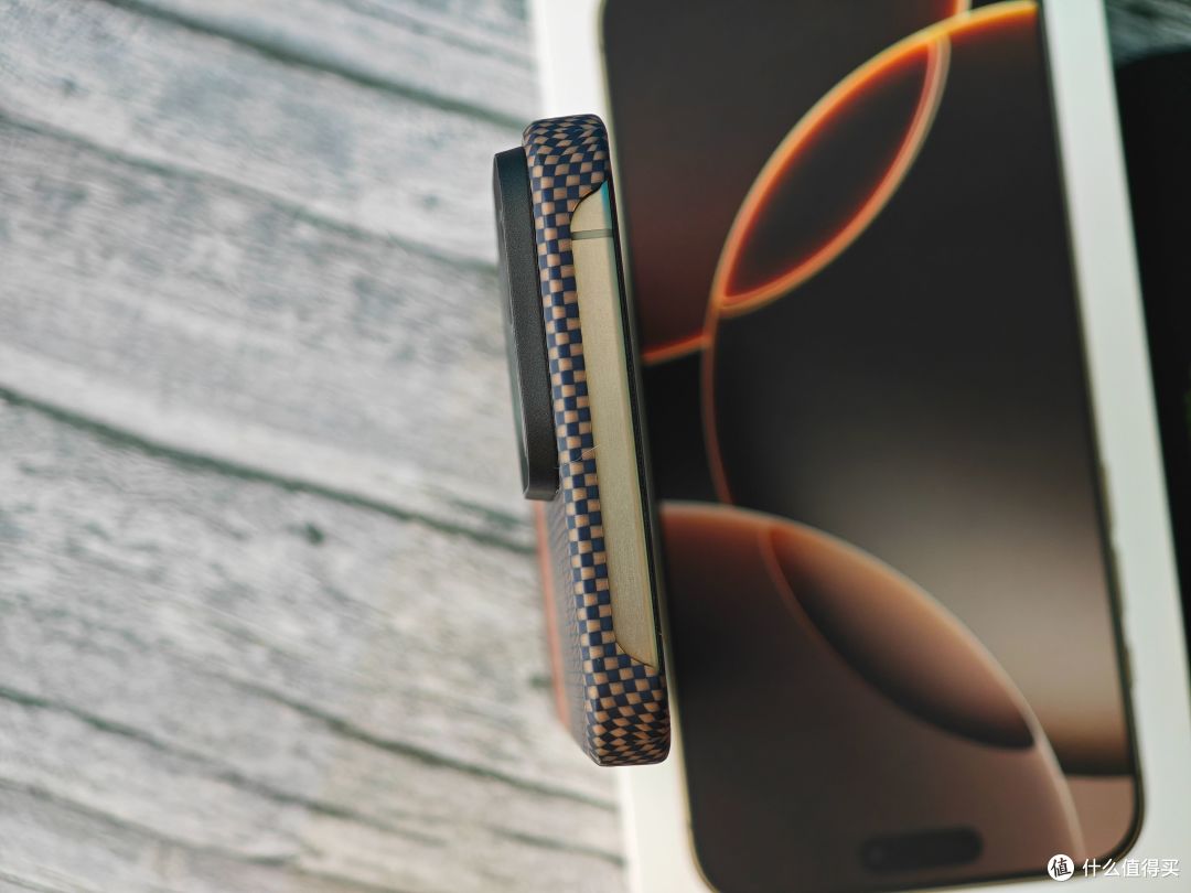 手持iPhone15和16两代 Pro Max 聊聊使用感受的差异