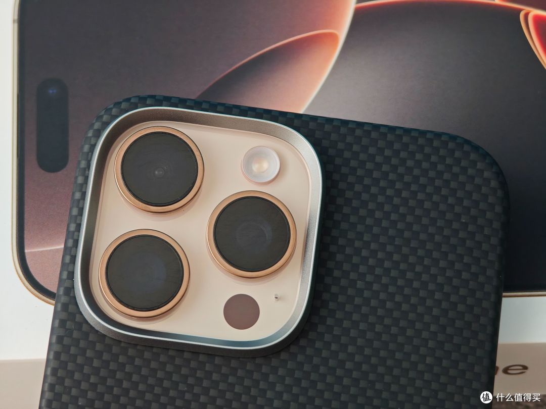 手持iPhone15和16两代 Pro Max 聊聊使用感受的差异