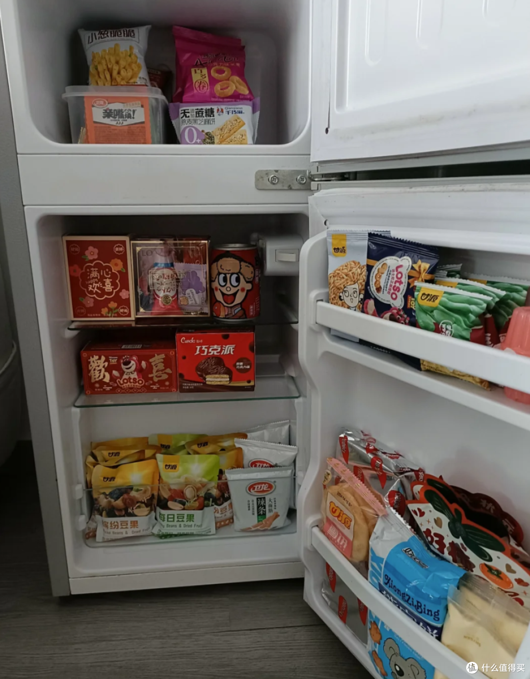 用旧的冰箱可别扔，放卧室里，比卖掉还值钱！可惜许多人不懂！