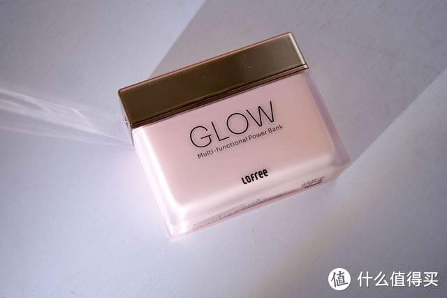 洛斐 GLOW 聚光移动电源：聚会新宠曝光！女性朋友们人手一个的粉萌“香水瓶”，竟是充电宝？！