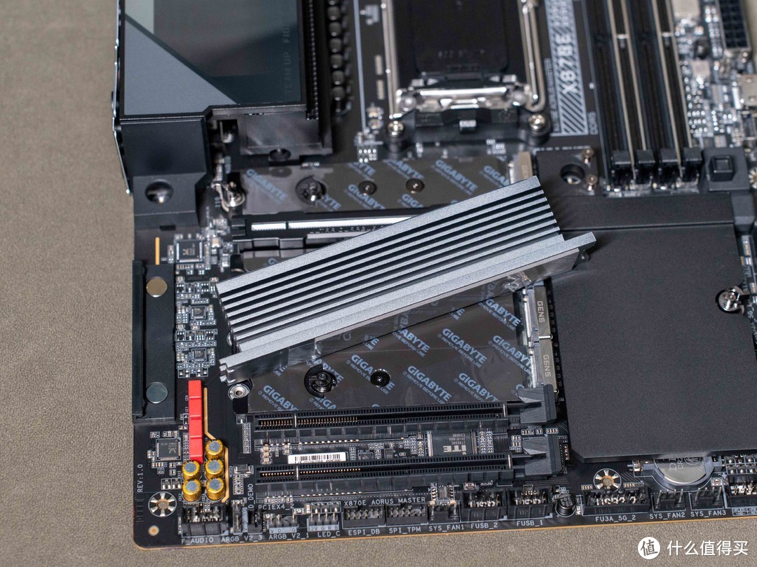 配置拉满、轻松超频，技嘉X870E AORUS MASTER超级雕主板测评