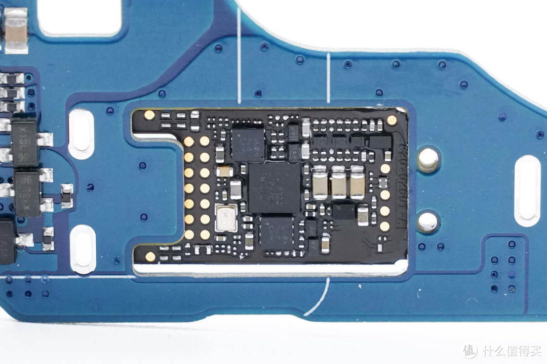 拆解报告：UGREEN绿联25W Qi2三合一磁吸无线充电器W707