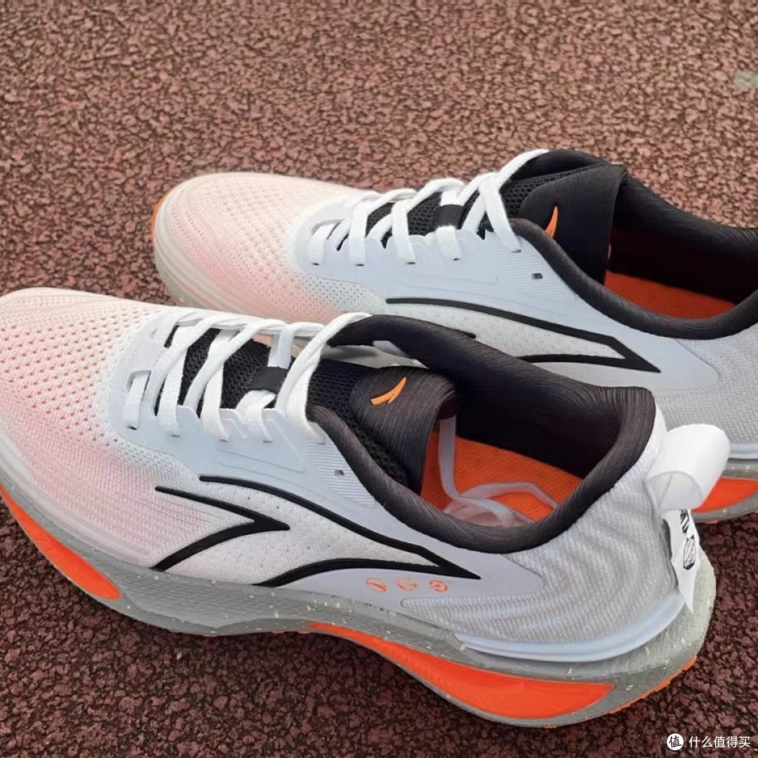 安踏虫洞跑鞋：穿越跑步的新境界