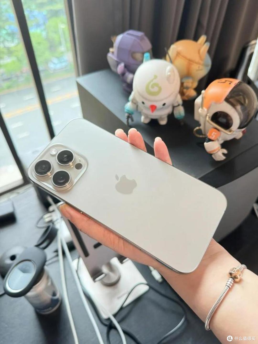 小米15正式发布！买小米15还是iphone16？对比一下，结果一目了然