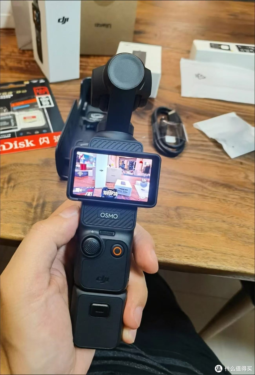 大疆 DJI Pocket 3 口袋相机以其卓越的性能和创新的设计，成为了众多摄影爱好者的新宠。