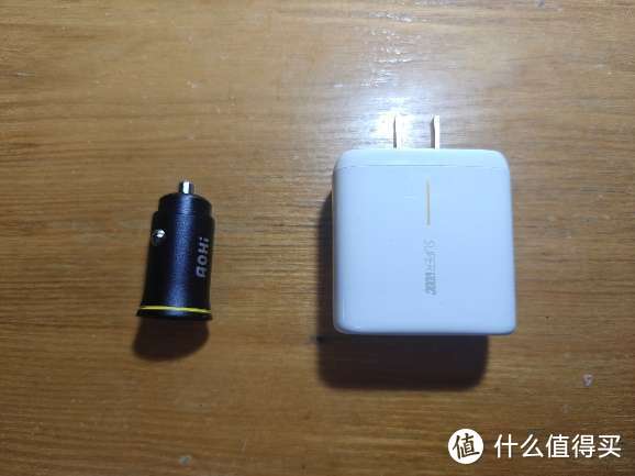 车载充电器和OPPO 65W充电器体积对比