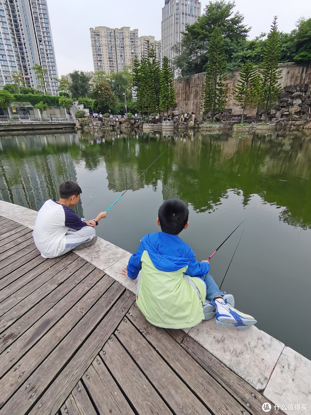 哥哥同学约孩子一起去钓鱼，老母亲就在边上看着他们就啦！