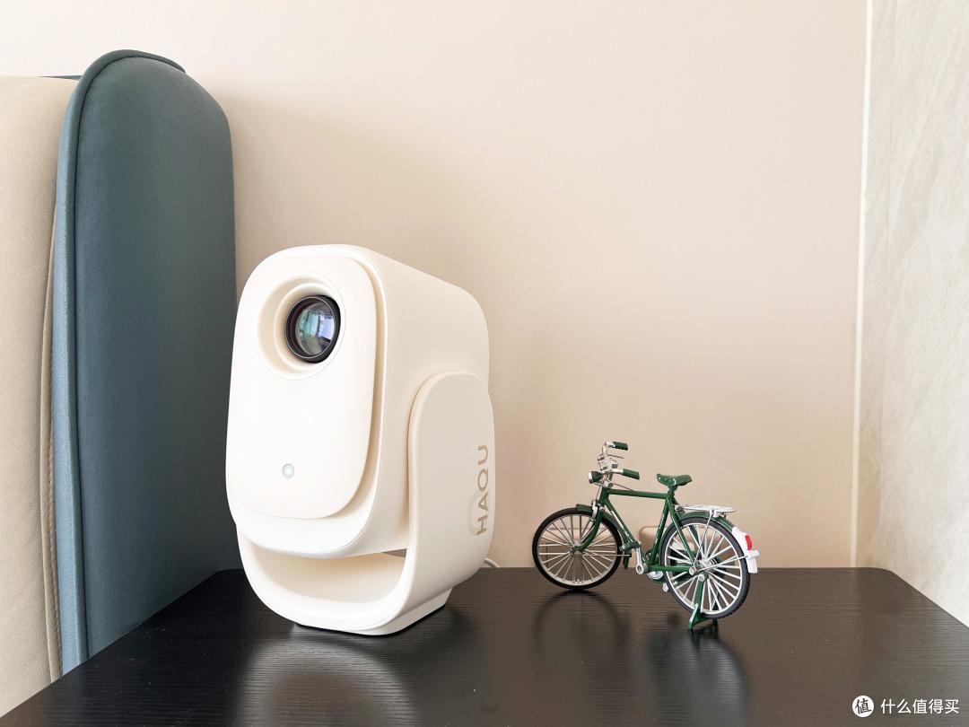 趁着双11+国补，500多入手一台哈趣Q1投影仪，顿时享受100寸大彩电搬进卧室的感觉！