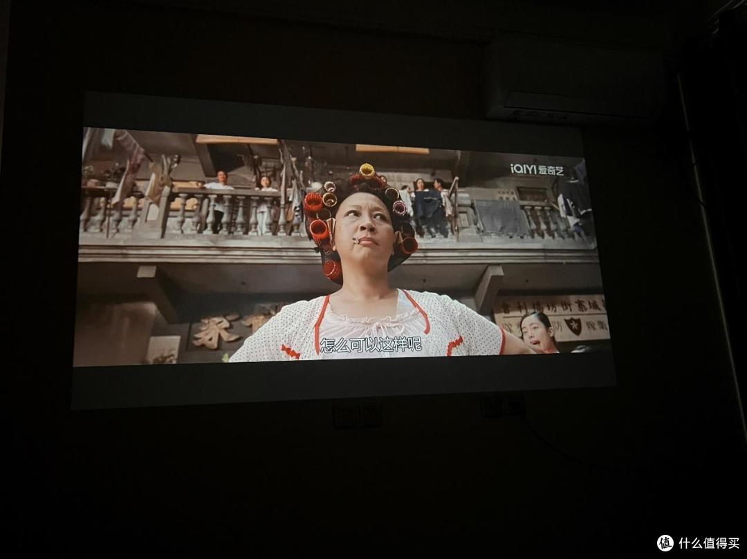 趁着双11+国补，500多入手一台哈趣Q1投影仪，顿时享受100寸大彩电搬进卧室的感觉！