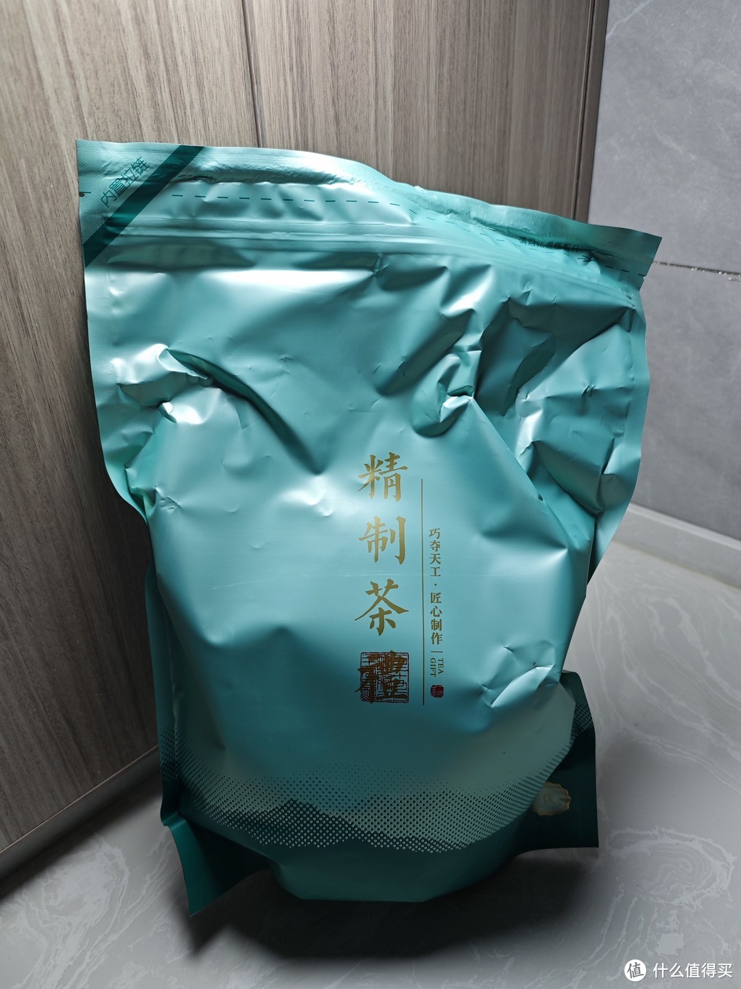 多多40块钱一斤买的茶叶，茶味挺香，我很满意。