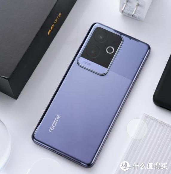 Realme“亮剑”，骁龙8Gen3芯+6000nit屏+5800mAh+120W秒充