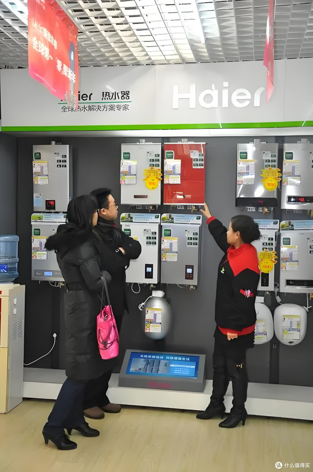 燃气热水器美的和海尔哪个好？商场导购道出实情：差距很明显！