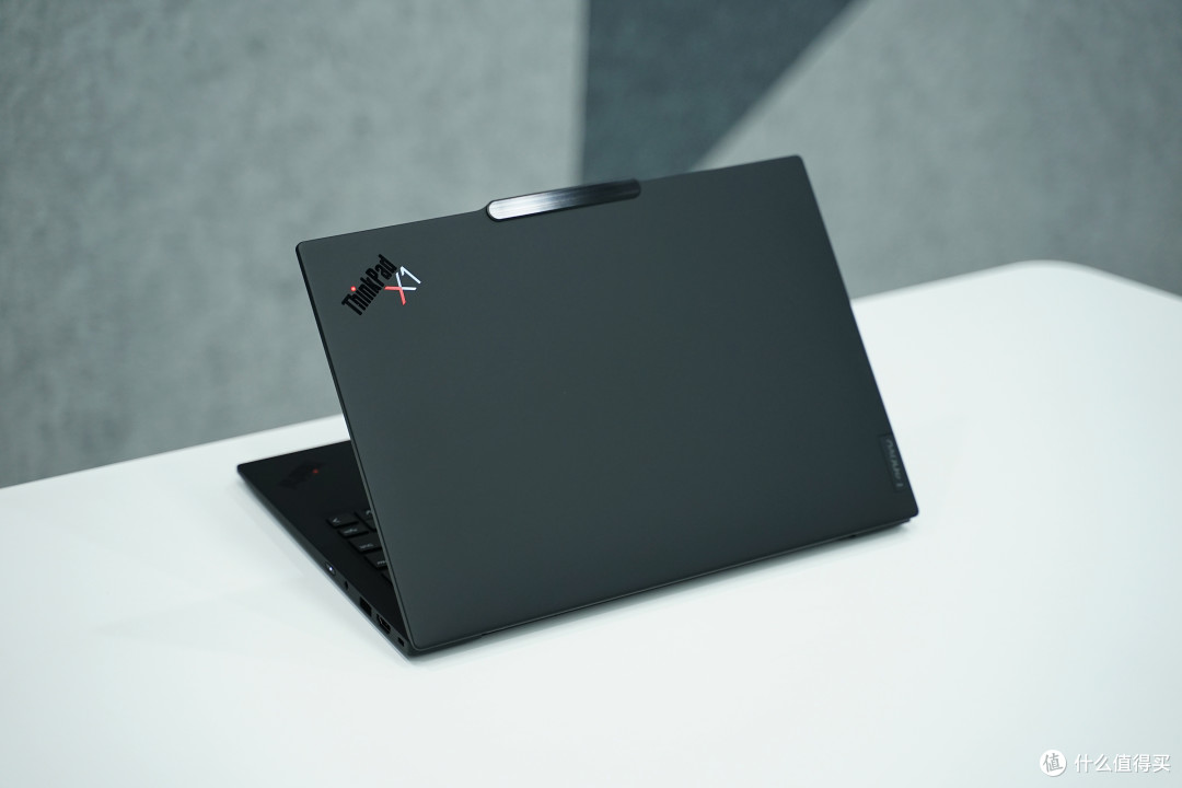 内行评测：换装Lunar Lake处理器，13年经典传承！ThinkPad X1 Carbon Aura AI 2025上手体验