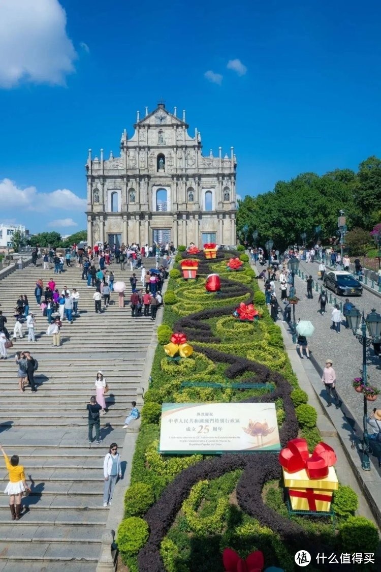 澳门的圣诞节气氛：灯光璀璨，装饰别致