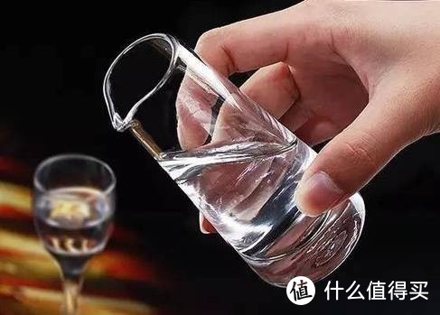 白酒文化与礼仪：过年送酒的传统意义及不同场合的送礼技巧。