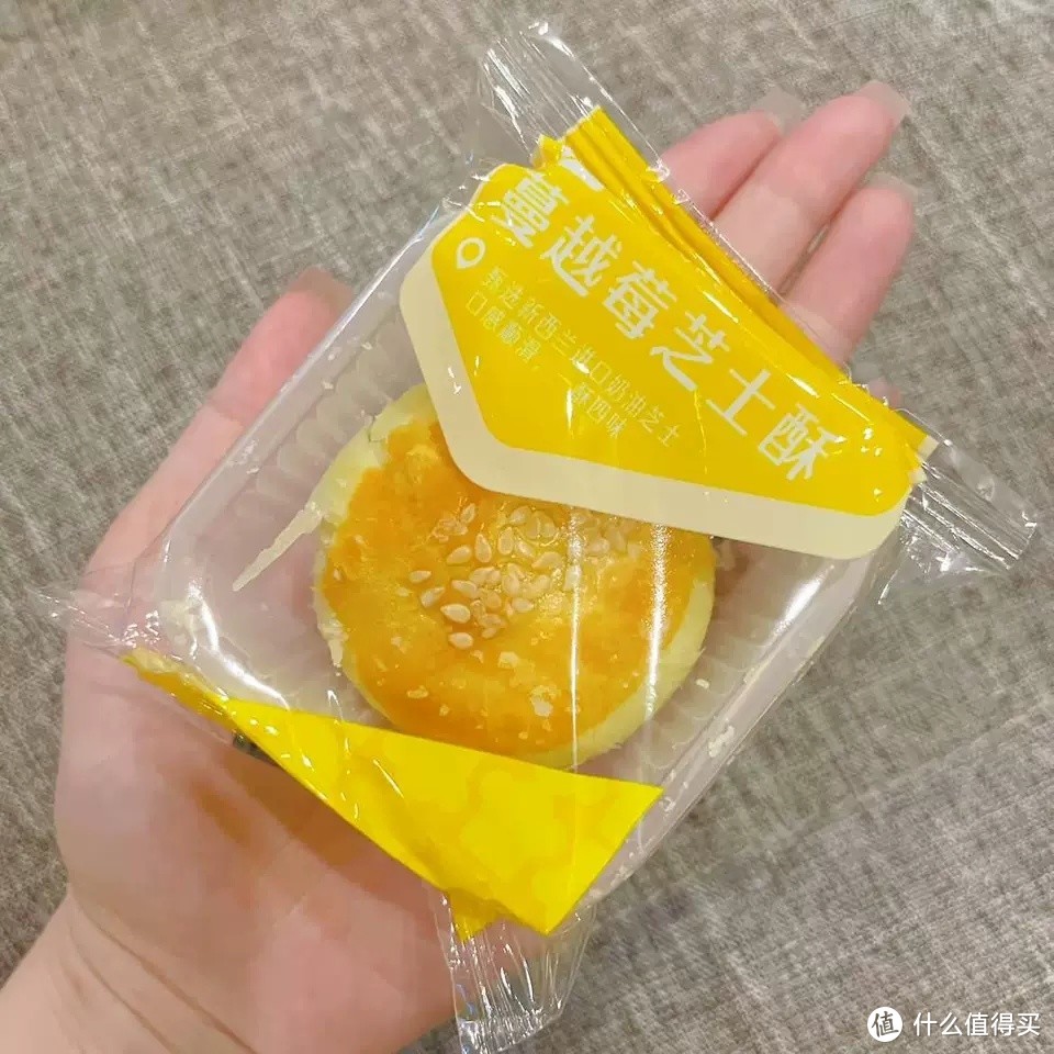 良品铺子蛋黄酥礼盒：送礼自享两相宜，传统美味新体验！‌