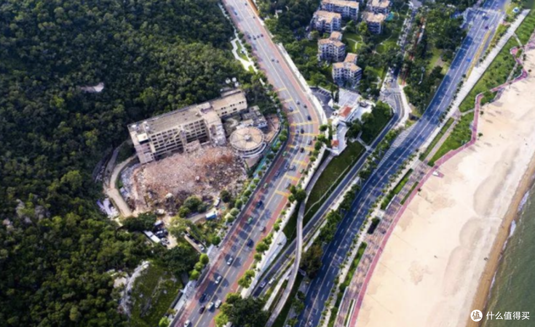 ▲ 2000年，望海楼获得国家旅游局评定，成为涉外三星级酒店；2020年，因为设施陈旧，望海楼被拆除重建