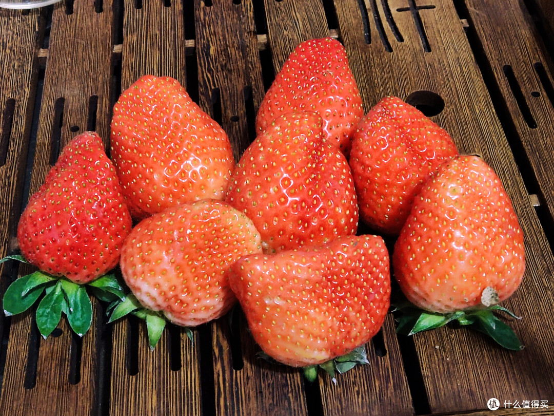 新鲜诱人的奶莓果肉香甜脆嫩