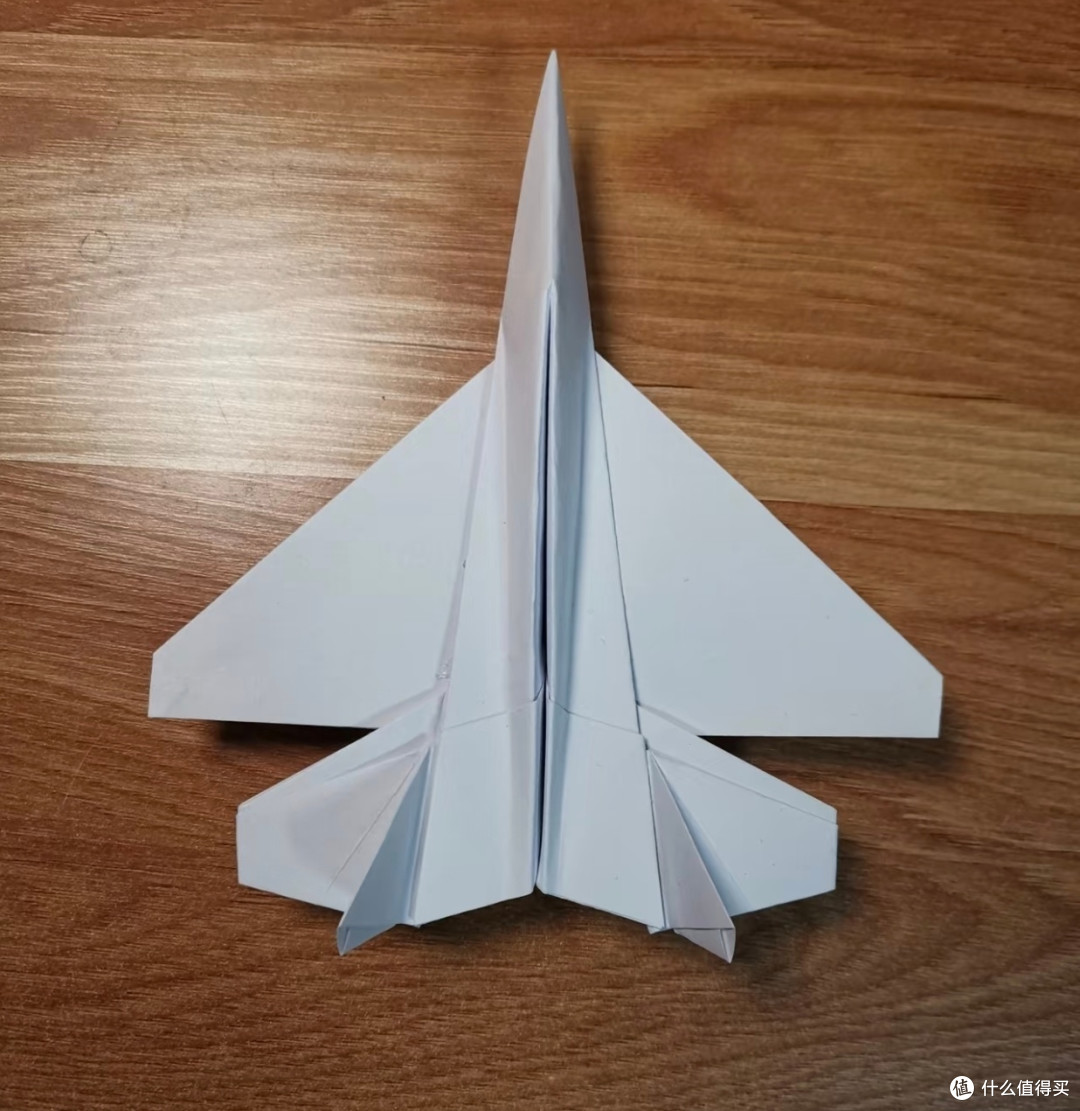 纸飞机折起的童年与梦想