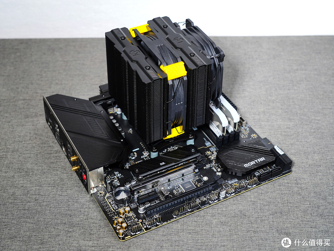 如何让RTX5080追上4090D？首先把它放进小机箱，然后再无脑超个频